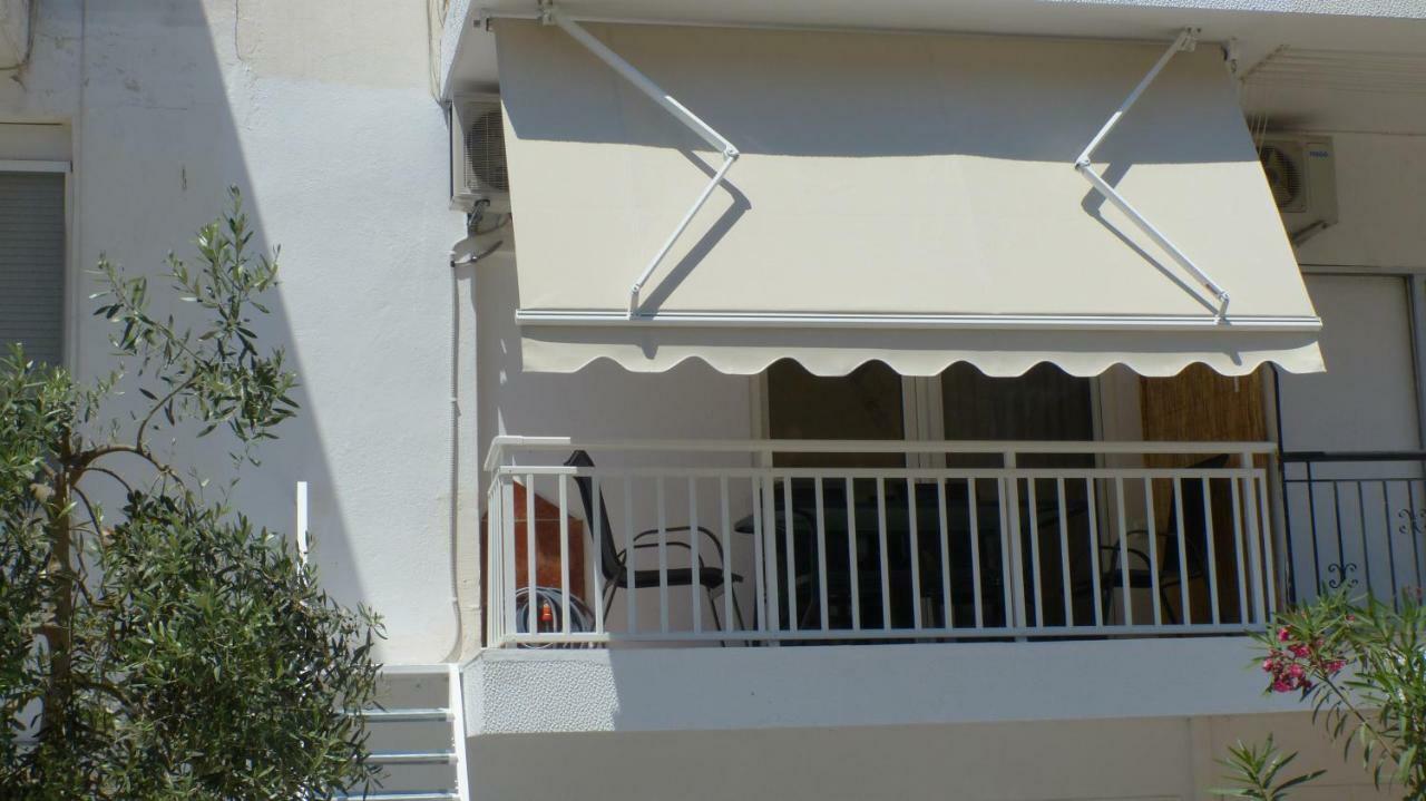 White Apartment 70M From The Sea Néa Péramos Eksteriør bilde