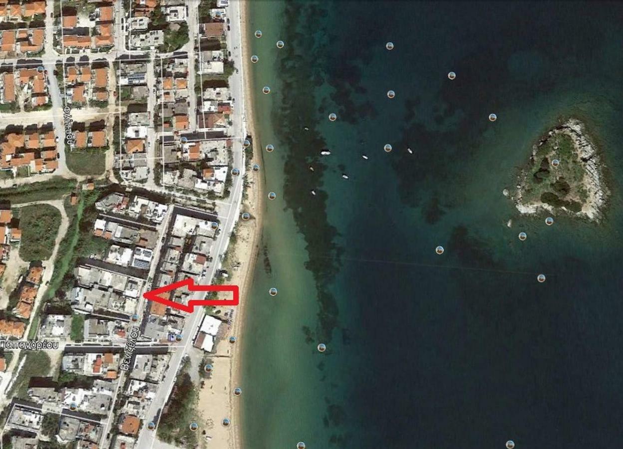 White Apartment 70M From The Sea Néa Péramos Eksteriør bilde